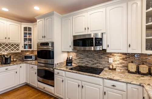 Buechel House | 5,000 sq ft 5-bedroom golf course home with walkout - 2 miles from Valhalla!