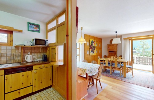 Zuoz Apartment | 5-½ room apartment in a sunny location, with marvellous views of the valley and