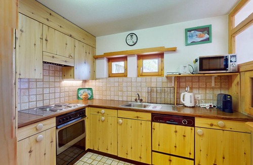 Zuoz Apartment | 5-½ room apartment in a sunny location, with marvellous views of the valley and