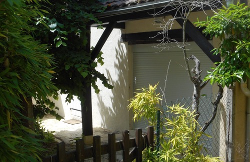 Sarlat-la-Caneda Cottage | 5/7 person gîte in Sarlat. Heated swimming pool. Wifi. Nature.