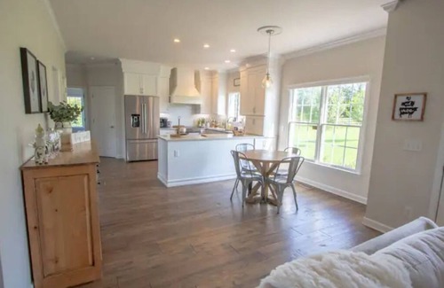 College Grove House | 5 Acre 3 Bedroom Farmhouse Next Door to Troubadour