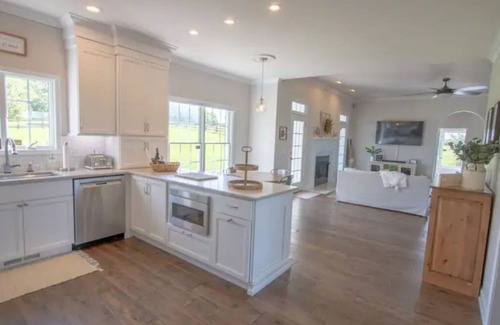 College Grove House | 5 Acre 3 Bedroom Farmhouse Next Door to Troubadour