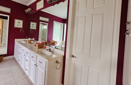 Pearland Villa | 5 acre lake property with fishing