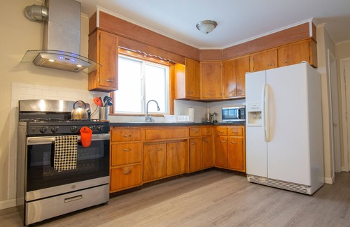 Buffalo House | ♥ 5 BDR ♥ Entire Home ♥ Comfy Beds ♥ Fast WiFI ♥ Perfect for families!