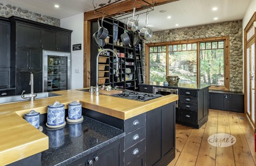 Bracebridge Cottage | 5 bdrm + 1 open in BH, 5 bath cottage! Lake Muskoka, Sunsets! Privacy! Sauna!