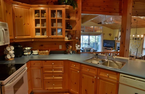 Minett Cottage | 5 Bdrm, 3 Bath on Lake Rosseau! Port Sandfield-Minett Area - AC!