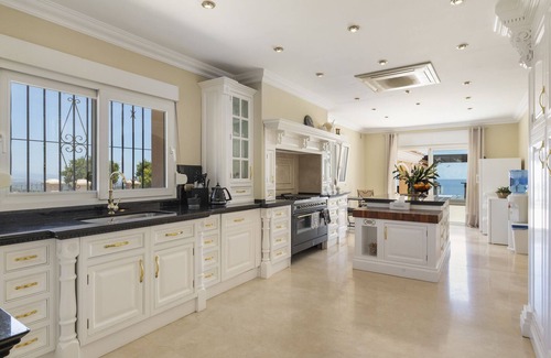 Estepona House | 5 Bdrms Beautiful Mansion, The Hills of Estepona!