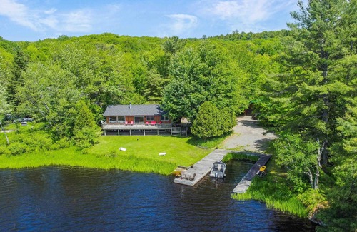 Muskoka Lakes Cottage | 5 Bed 3 Bath Sun-Filled Beautiful Lakeside Cottage on Lake Muskokan