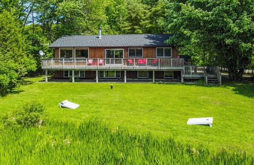 Muskoka Lakes Cottage | 5 Bed 3 Bath Sun-Filled Beautiful Lakeside Cottage on Lake Muskokan