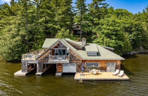 Minett Cottage | 5 bed 5 bath cottage on Lake Rosseau includes Boathouse w/living quarters