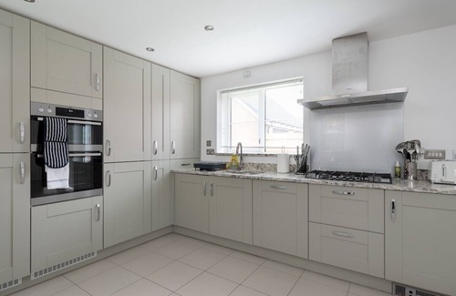 Bletchley House | 5 bed detached | Contractors |Parking|Long Stays