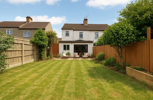 Southend-on-Sea House | 5 Bed, Garden, Parking with sofa Bed