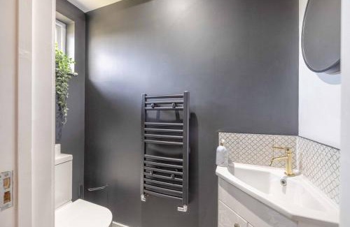 Datchet House | 5 Bed Home Near Windsor with Garden, Parking