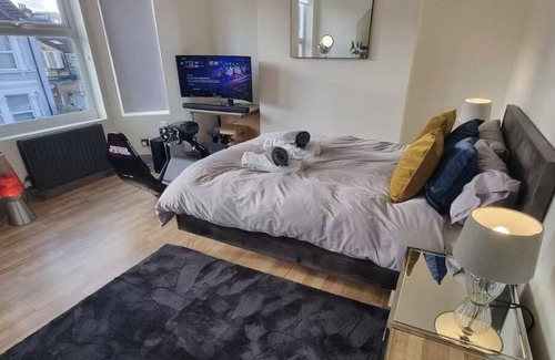 Tooting House | 5-Bed Home with Cinema, F1 Racing SIM, BBQ, Garden