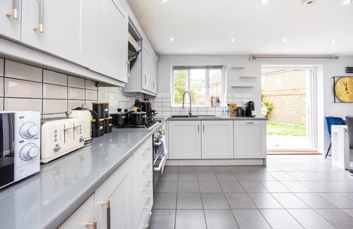 Sittingbourne House | 5 Bed House | Kent | Bedrooms with TV | Pool Table | Arcade Room