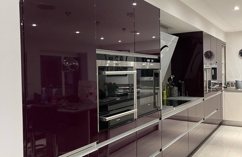 Tavistock House | 5 Bed House -Sleeps 14 - Hot Tub - Bar - Game Room
