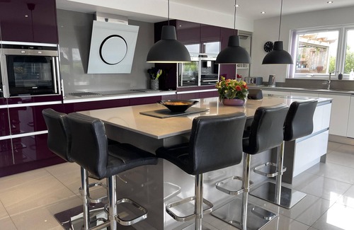 Tavistock House | 5 Bed House -Sleeps 14 - Hot Tub - Bar - Game Room