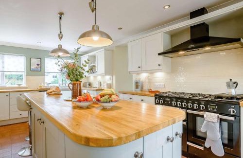 Dereham House | 5 Bed in Dereham 89542