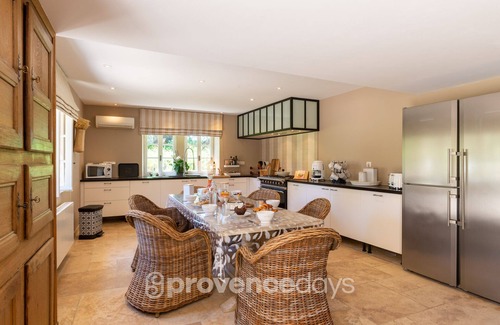 Maubec House | 5-bed Mas with pool in Maubec with pool, air-con and views to the Luberon hills