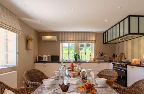 Maubec House | 5-bed Mas with pool in Maubec with pool, air-con and views to the Luberon hills