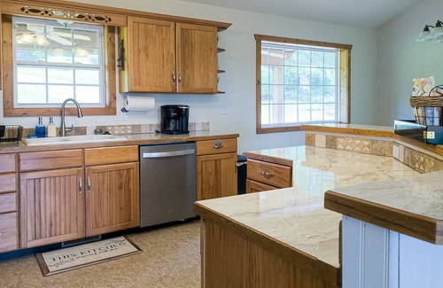 Branson House | 5 bed Mountain View Retreat | Private Pool | Quiet 8 Acres!