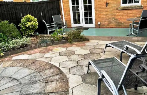 Dickens Heath House | 5 BED, PET FRIENDLY HOME - PERFECT FOR CRUFTS