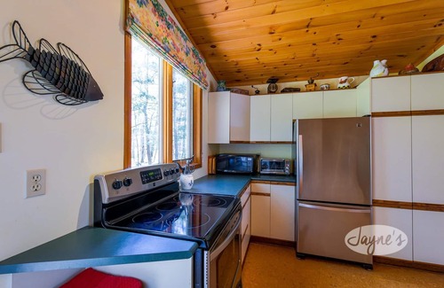 Bracebridge Cottage | 5 bedroom, 2 bath, Eilean Gowan Island, Lake Muskoka! Minutes to Bracebridge!