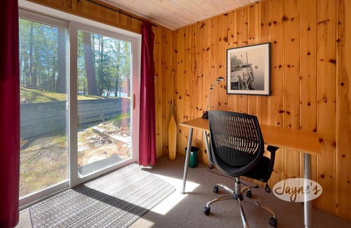 Bracebridge Cottage | 5 bedroom, 2 bath, Eilean Gowan Island, Lake Muskoka! Minutes to Bracebridge!