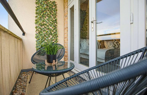 Newport Pagnell House | 5 Bedroom 3.5 Bathroom House SkyTV FreeParking