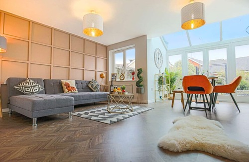 Newport Pagnell House | 5 Bedroom 3.5 Bathroom House SkyTV FreeParking