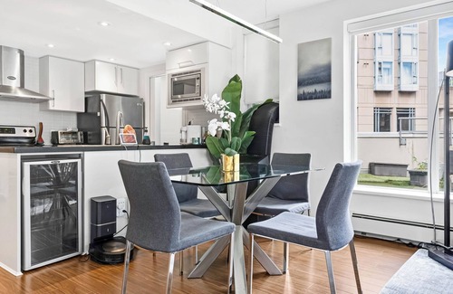 Gastown House | 5 Bedroom 3 level Townhome, Private Rooftop Beautiful Garden/Courtyard View