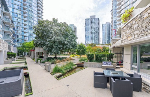 Gastown House | 5 Bedroom 3 level Townhome, Private Rooftop Beautiful Garden/Courtyard View