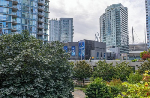 Gastown House | 5 Bedroom 3 level Townhome, Private Rooftop Beautiful Garden/Courtyard View