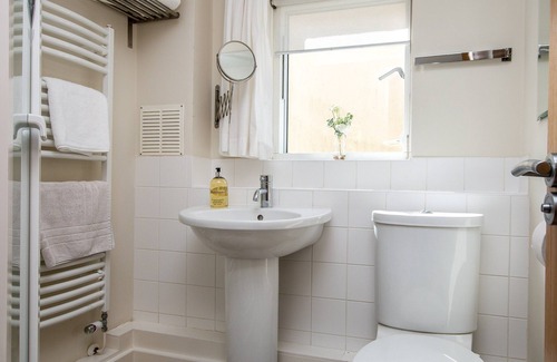 Cirencester Cottage | 5 bedroom accommodation in Somerford Keynes