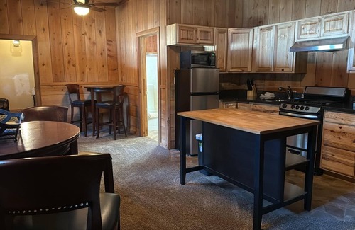 La Porte Cabin | 5-bedroom bed & breakfast in charming La Porte with AC, WiFi