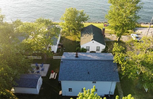 Geneva-on-the-Lake House | 5 Bedroom Lakeside Home Sleeps 12 - Shared Lake Access, Large Yard, Central Air, Fire Pit, Horseshoes & More!