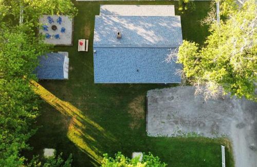 Geneva-on-the-Lake House | 5 Bedroom Lakeside Home Sleeps 12 - Shared Lake Access, Large Yard, Central Air, Fire Pit, Horseshoes & More!