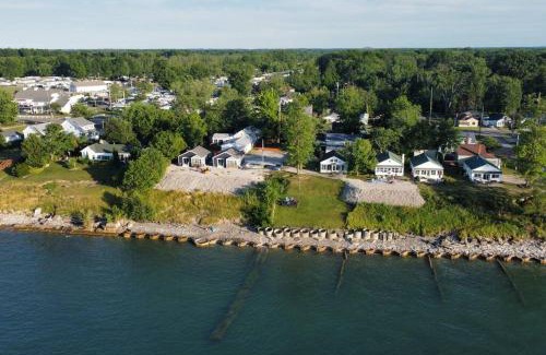Geneva-on-the-Lake House | 5 Bedroom Lakeside Home Sleeps 12 - Shared Lake Access, Large Yard, Central Air, Fire Pit, Horseshoes & More!