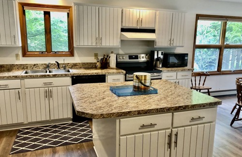 Empire Cottage | 5 bedroom Little Glen Lake home. Close to Glen Arbor & Sleeping Bear Dunes.