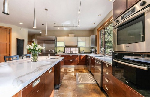 Truckee House | 5-bedroom Luxury Home , on 3 acres of pine trees with Hot Tun, Dogs ok