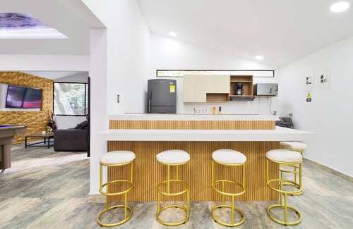 Las Lomas I Apartment | 5 Bedroom Provenza! Golden Jacuzzi and pool table - 1 Block from Lleras