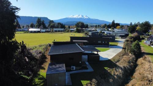 Ohakune House | 5 Bedroom, Solar on Snowmass Ohakune, Yellow Door