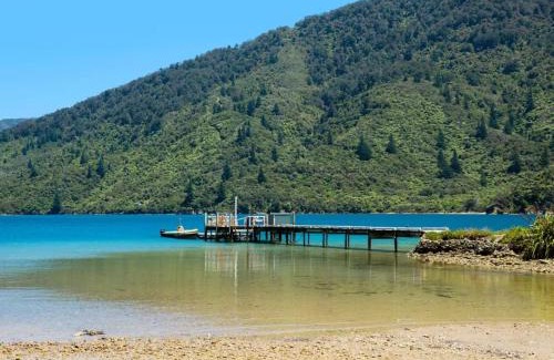 Furneaux House | 5-bedroom waterfront home on Endeavour Inlet