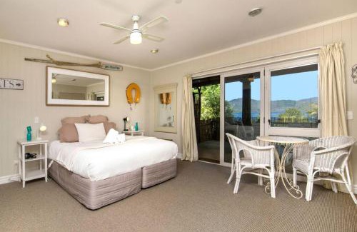 Furneaux House | 5-bedroom waterfront home on Endeavour Inlet