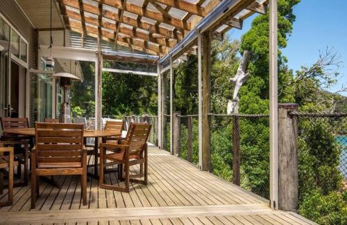 Furneaux House | 5-bedroom waterfront home on Endeavour Inlet