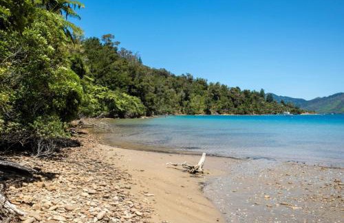 Furneaux House | 5-bedroom waterfront home on Endeavour Inlet