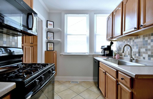Oak Park Apartment | 5 bedroom with 5 beds and 2 bathrooms
