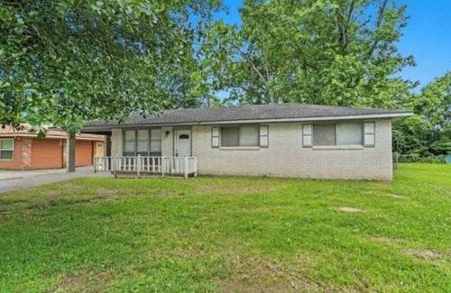 Baker House | 5 Bedroom with fireplace minutes from Baton Rouge