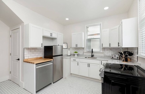 Detroit House | 5 Bedrooms - 7 Beds - 10 Mins to Downtown
