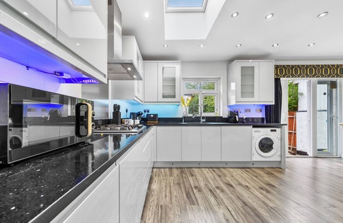 Tokyngton House | 5 Bedrooms house near Wembley StadiumI Free parking I Discounts for Longer Stays